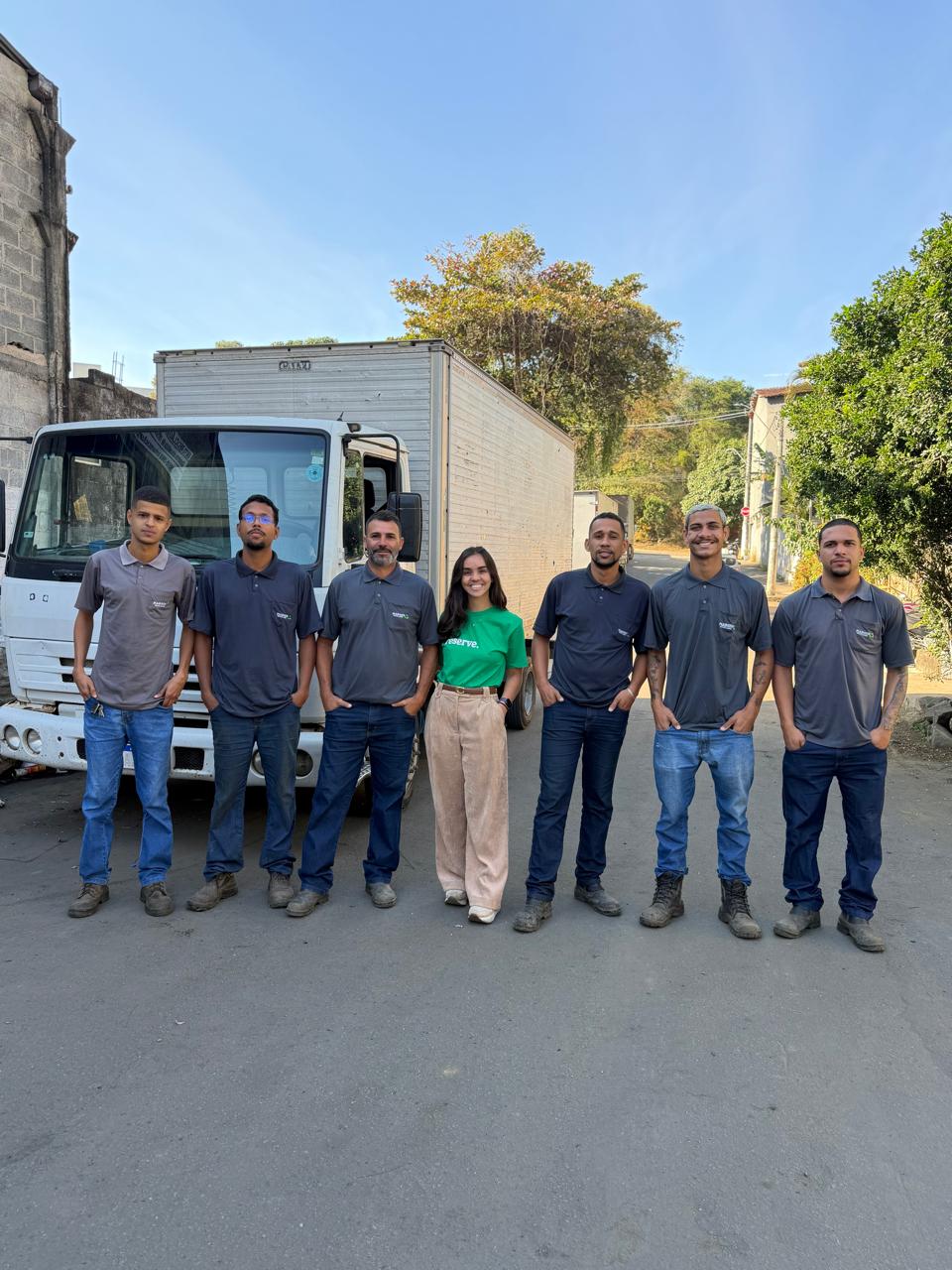 Equipe Margon em frente ao caminhão