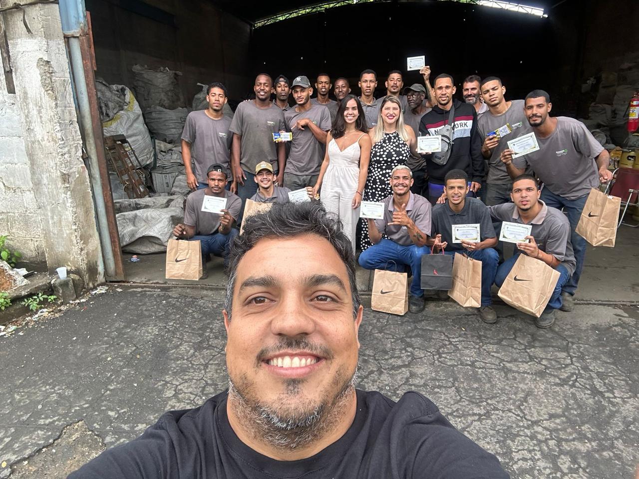 Equipe Margon no galpão